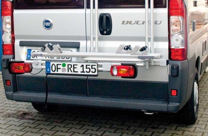 Belysningsstang med nummerpladens gentagelse