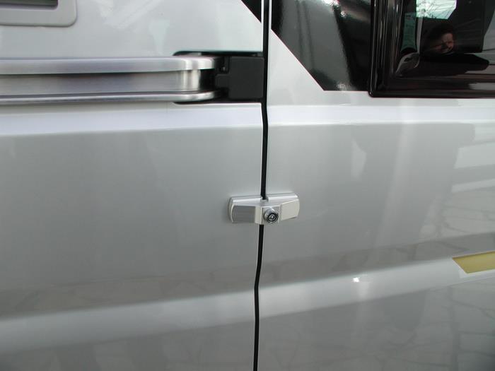 Universal påbygget lås til skydedøre og bagdøre