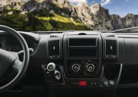 Induktionsopladningsholder med USB og jack / AUX-forbindelse til Fiat Ducato, Peugeot Boxer og Citroën Jumper