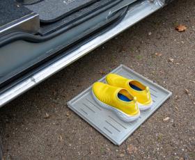 Tray for wet shoes